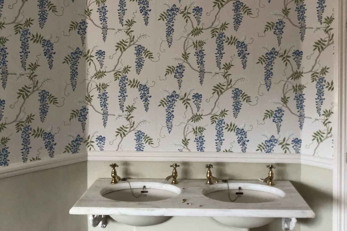 wallpaper hanging decorators